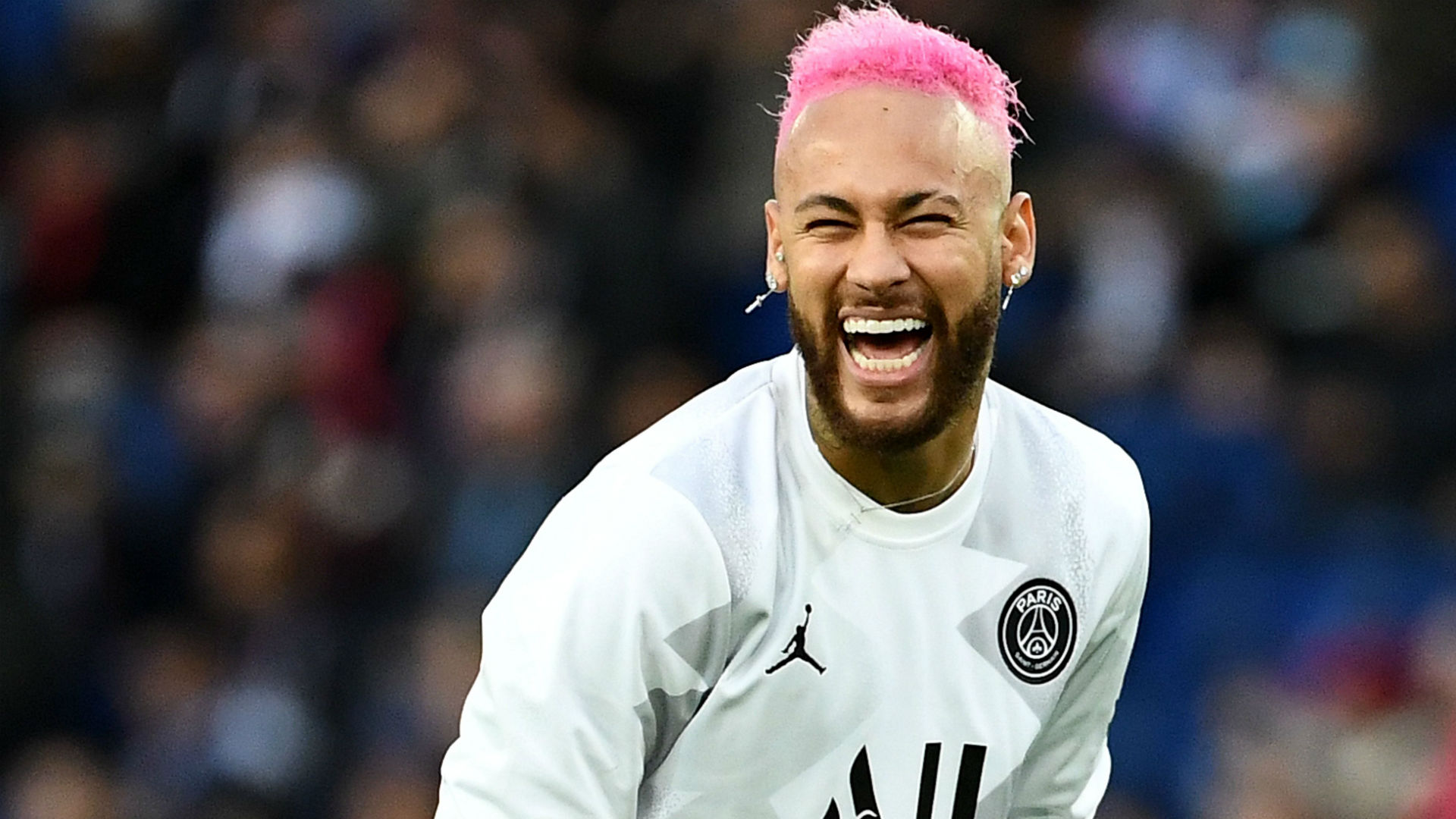 马拉松选手冲刺终点的坚韧瞬间