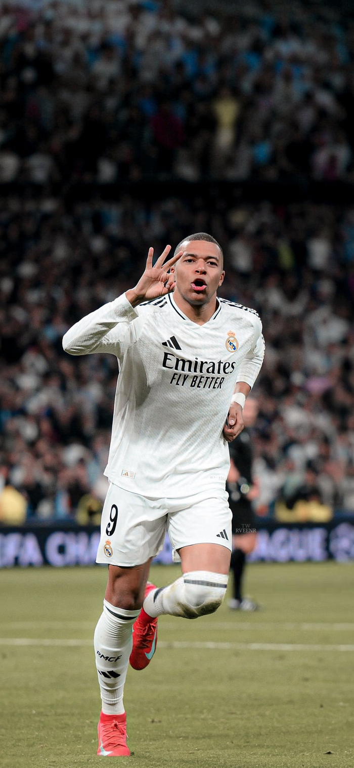 网球选手大力发球的爆发力瞬间